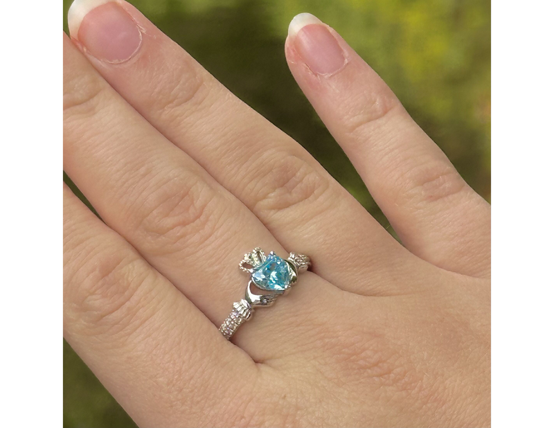 Anillo Claddagh de piedra natal de marzo