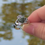 Anillo Claddagh de mármol de Connemara y marcasita