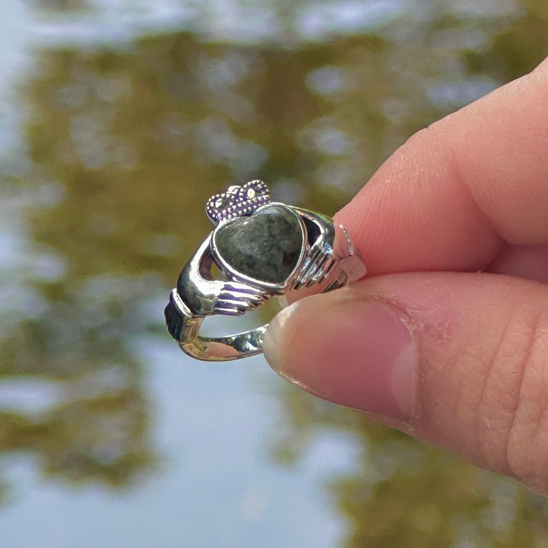 Anillo Claddagh de mármol de Connemara y marcasita