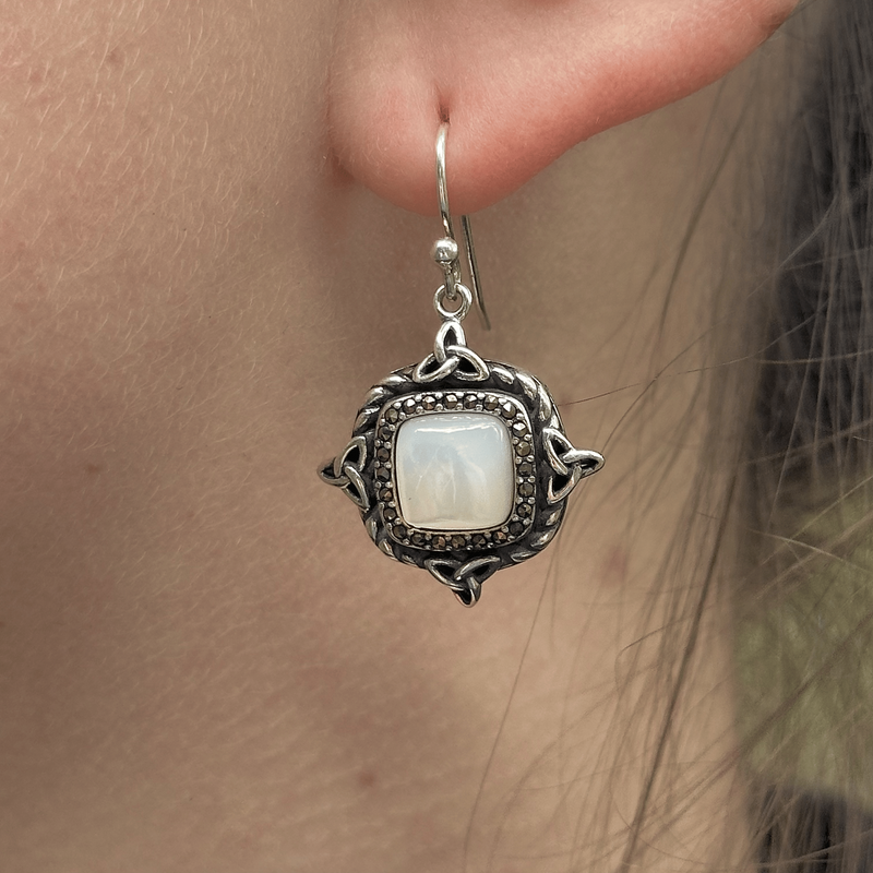 Pendientes de perlas con nudo de la trinidad y elegancia eterna