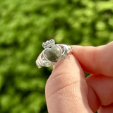 Anillo Claddagh de mármol de Connemara y marcasita