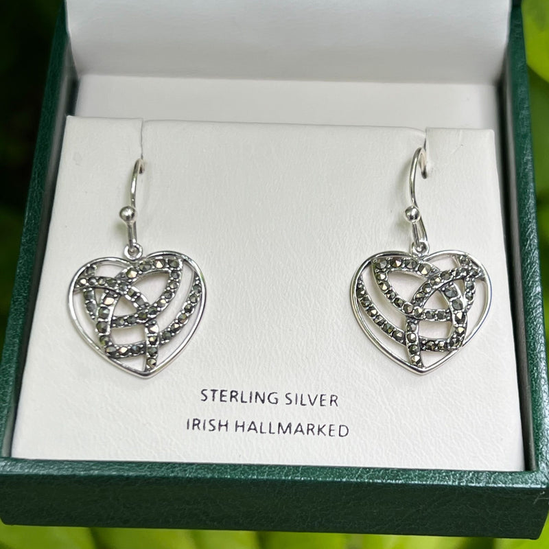 Pendientes de plata con nudo de la trinidad en corazón de marcasita