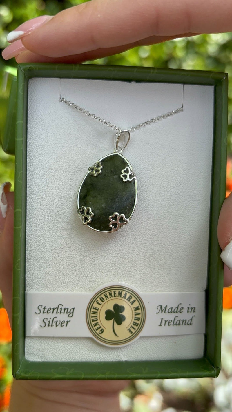 Colgante Cesta Claddagh con Mármol de Connemara