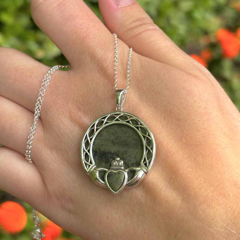 Colgante grande de mármol de Connemara Claddagh