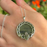 Colgante grande de mármol de Connemara Claddagh
