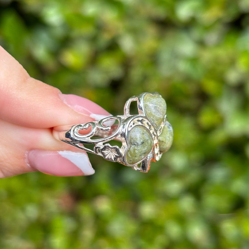 Anillo de trébol de mármol de Connemara en plata