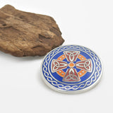 Broche redondo de cruz esmaltado en azul/rojo con rodio