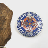 Broche redondo de cruz esmaltado en azul/rojo con rodio