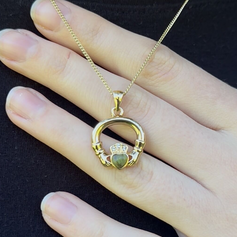 Collar con colgante Claddagh de mármol de Connemara chapado en oro