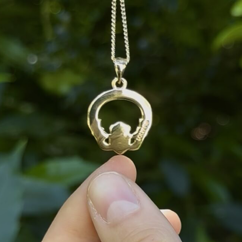 Collar con colgante Claddagh de mármol de Connemara chapado en oro