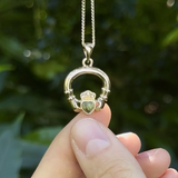 Collar con colgante Claddagh de mármol de Connemara chapado en oro