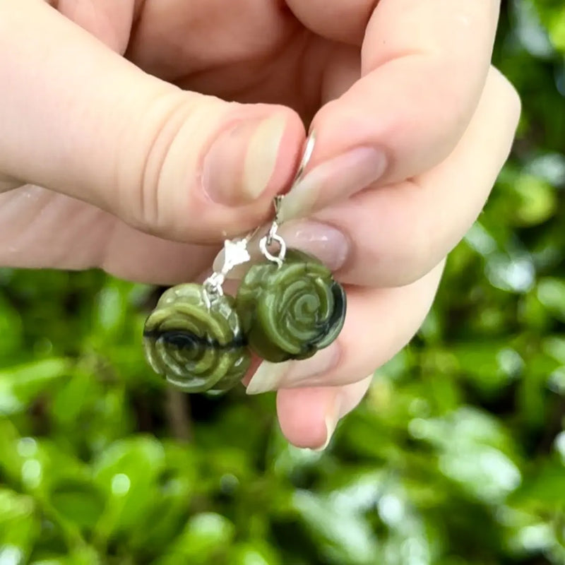 Pendientes con palanca trasera de rosa tallada
