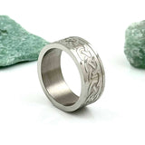 Anillo con nudo celta grabado en acero