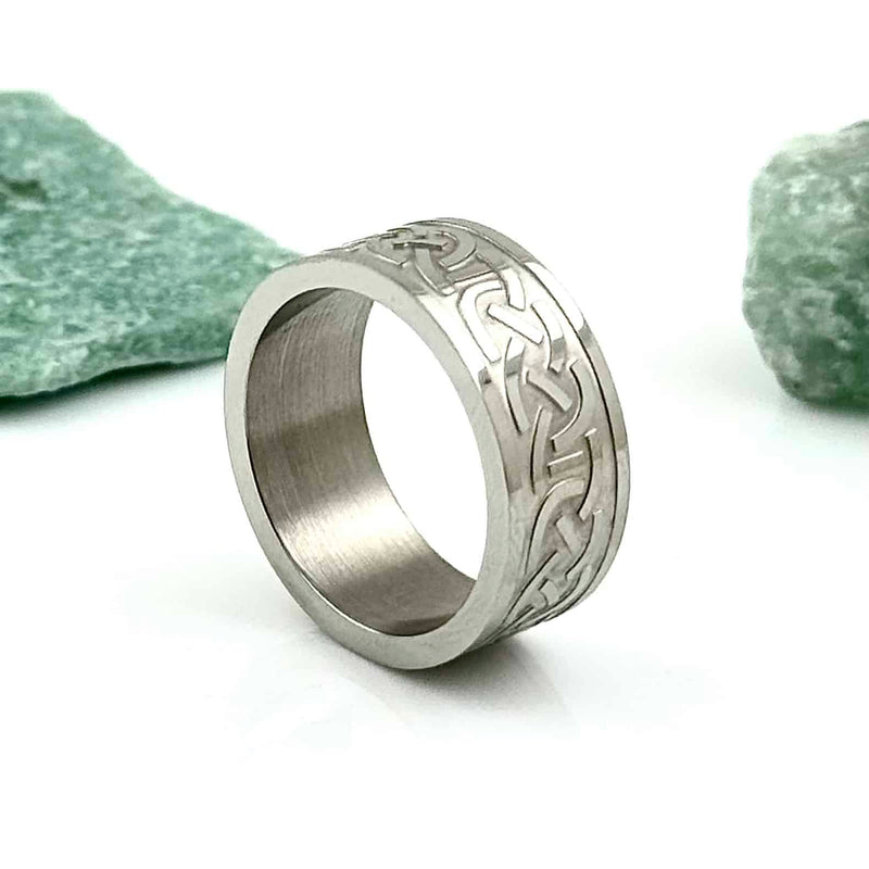 Anillo con nudo celta grabado en acero