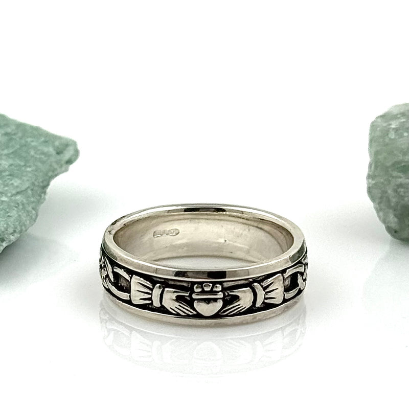 Anillo Claddagh oxidado para hombre