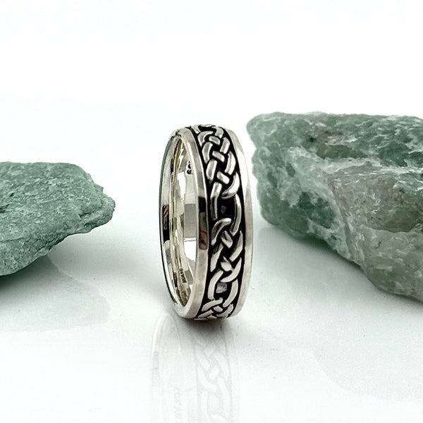 Anillo Claddagh oxidado para hombre