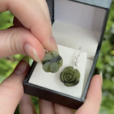 Pendientes con palanca trasera de rosa tallada