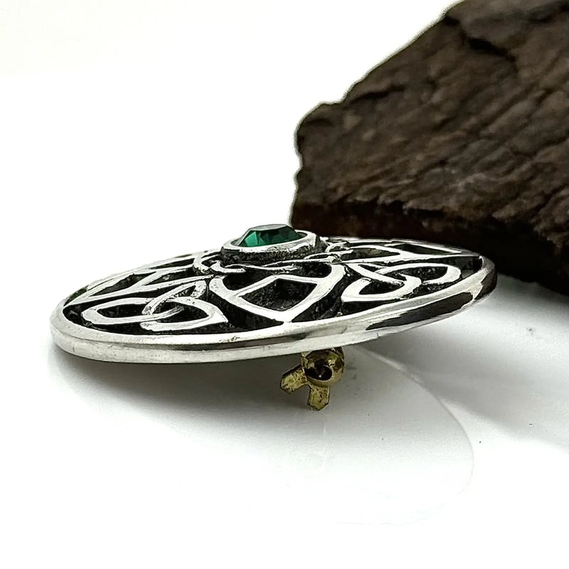 Broche Celta con Esmeralda Central Redonda