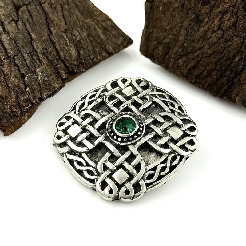 Broche celta con centro de esmeralda