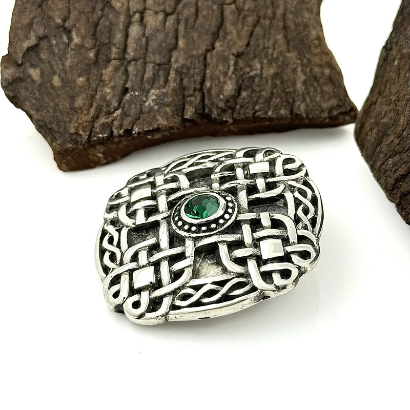 Broche celta con centro de esmeralda