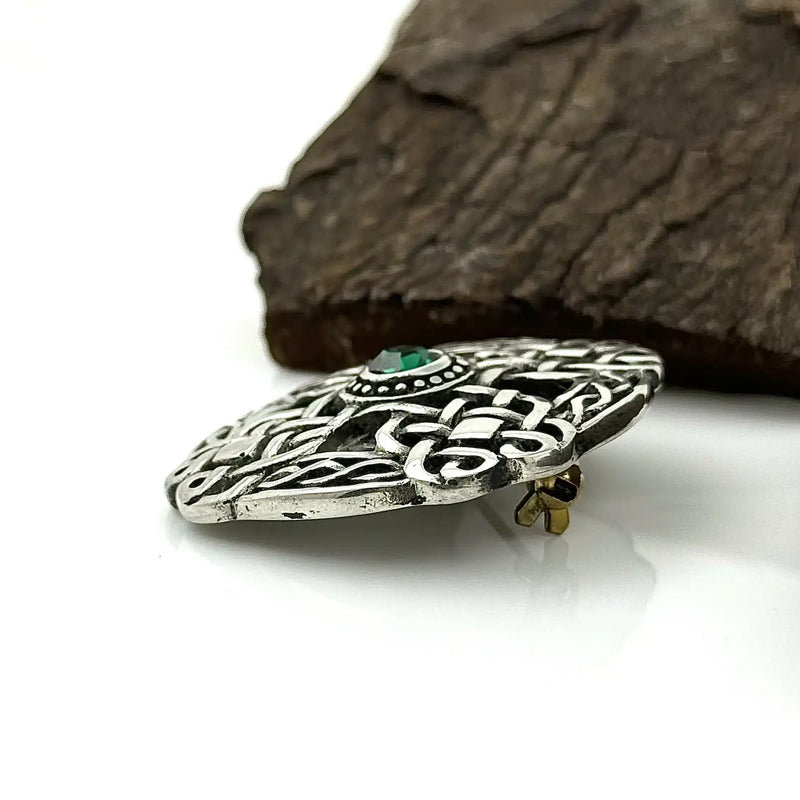 Broche celta con centro de esmeralda
