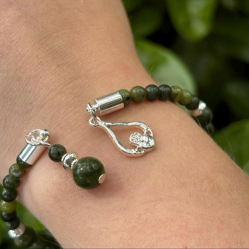Pulsera con dije de mármol de Connemara Claddagh