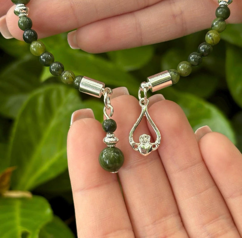 Pulsera con dije de mármol de Connemara Claddagh