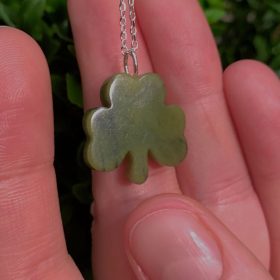 Colgante de Trébol Tallado en Mármol de Connemara