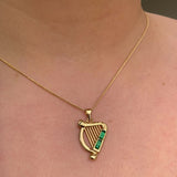 Collar con colgante de arpa y cristal verde chapado en oro