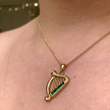 Collar con colgante de arpa y cristal verde chapado en oro