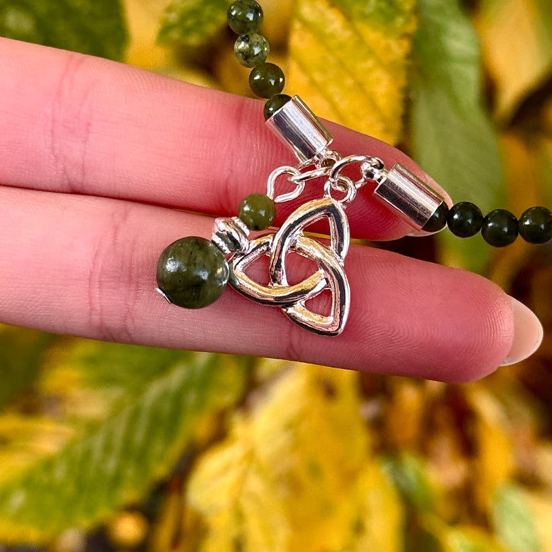 Pulsera con abalorio de nudo celta Trinity y mármol de Connemara
