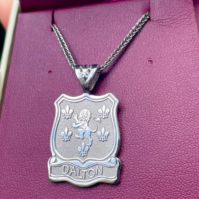 Collar con el escudo de armas y nombre