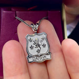 Collar con el escudo de armas y nombre