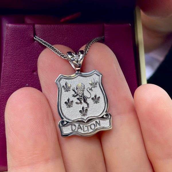Collar con el escudo de armas y nombre