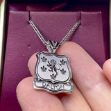 Collar con el escudo de armas y nombre