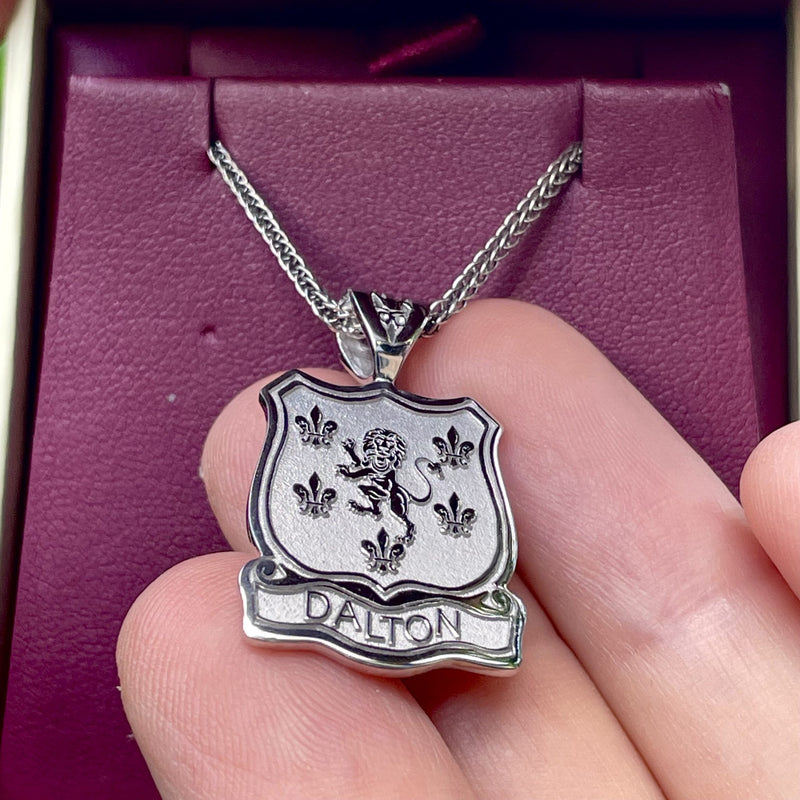 Collar con el escudo de armas y nombre