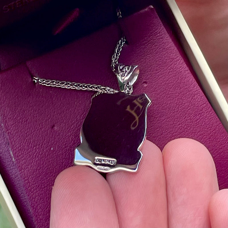 Collar con el escudo de armas y nombre