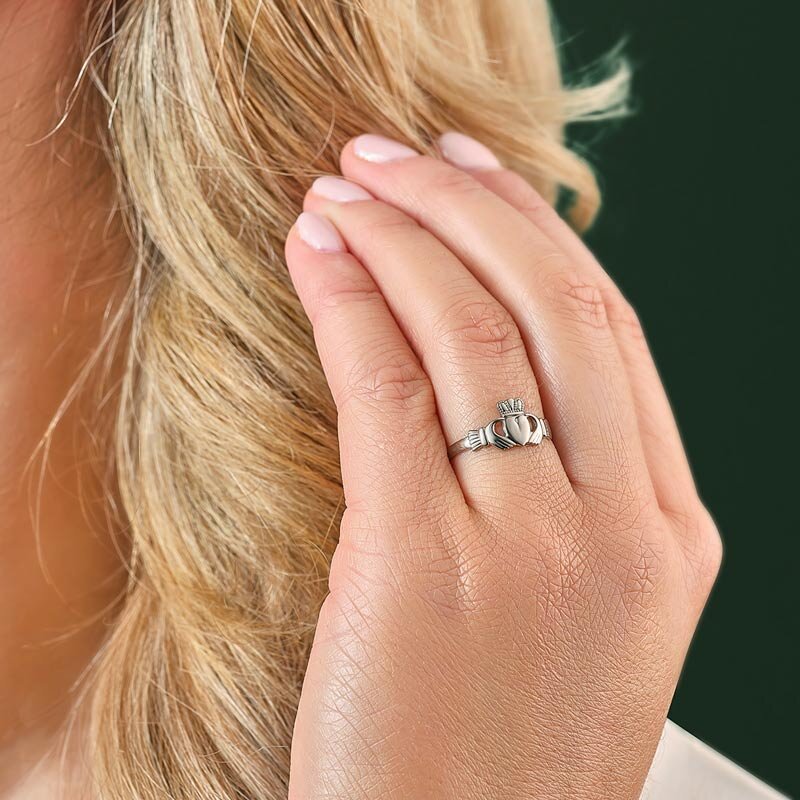 Anillo Mini Claddagh de Oro Blanco de 14K