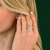 Anillo de compromiso Claddagh con diamantes en oro blanco de 14 quilates