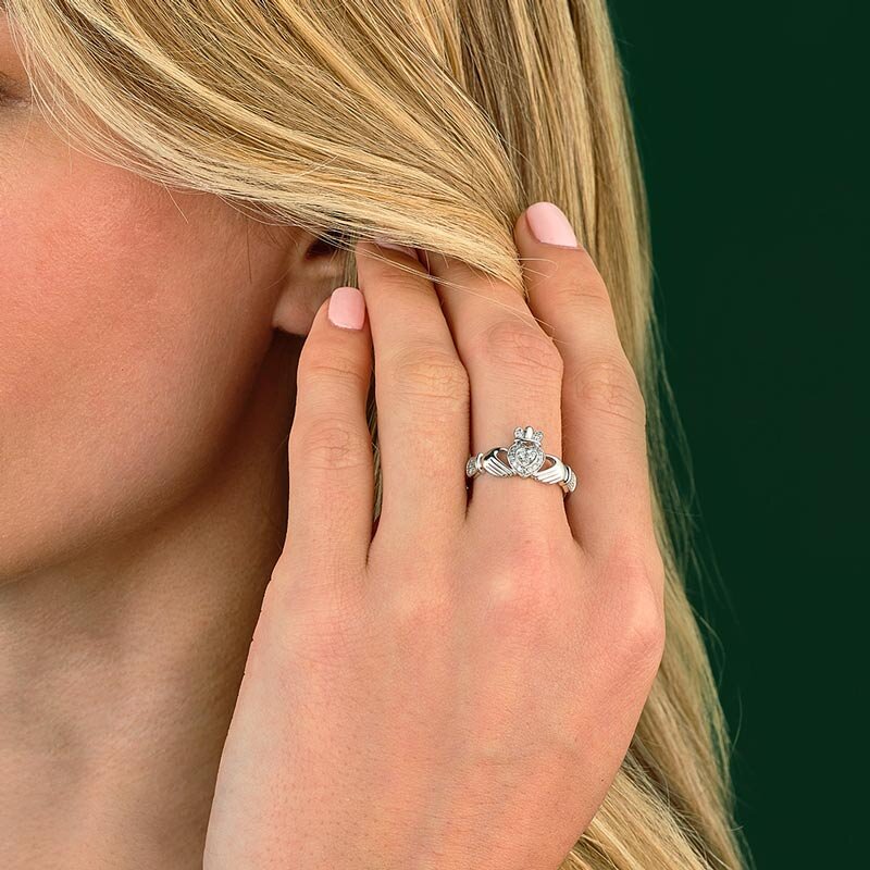 Anillo de compromiso Claddagh con diamantes en oro blanco de 14 quilates