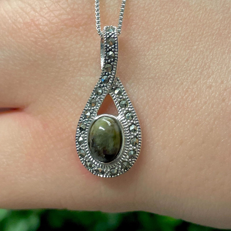 Collar de mármol de Connemara y marcasita