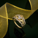 Anillo Ancho Claddagh con Diamantes y Oro de 14K