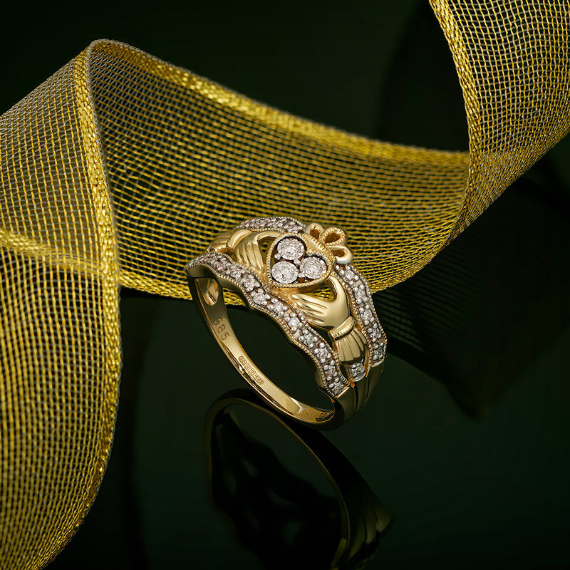 Anillo Ancho Claddagh con Diamantes y Oro de 14K
