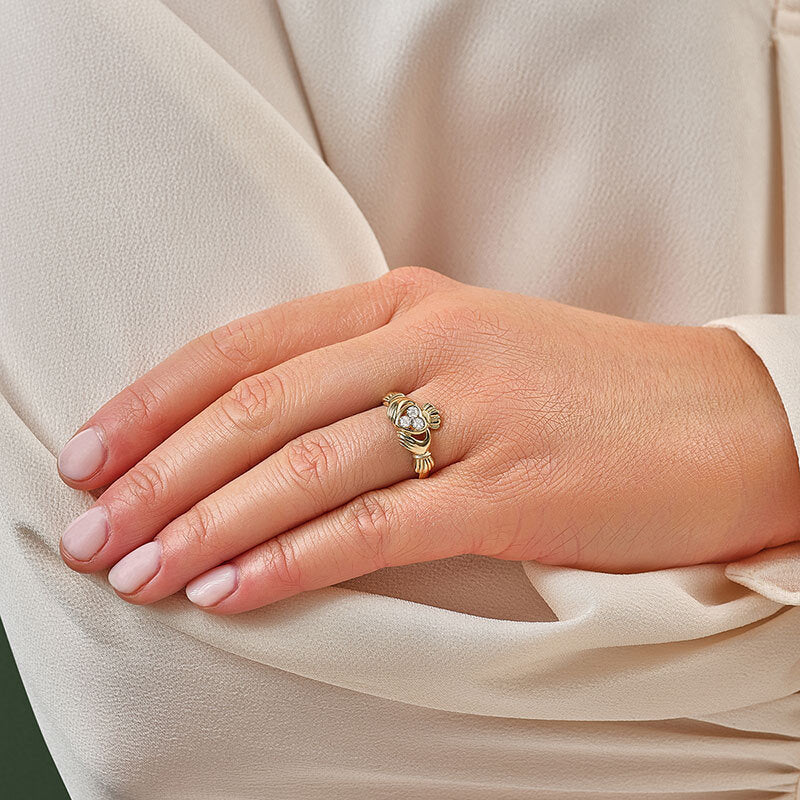 Anillo Claddagh de oro de 14 quilates con diamantes