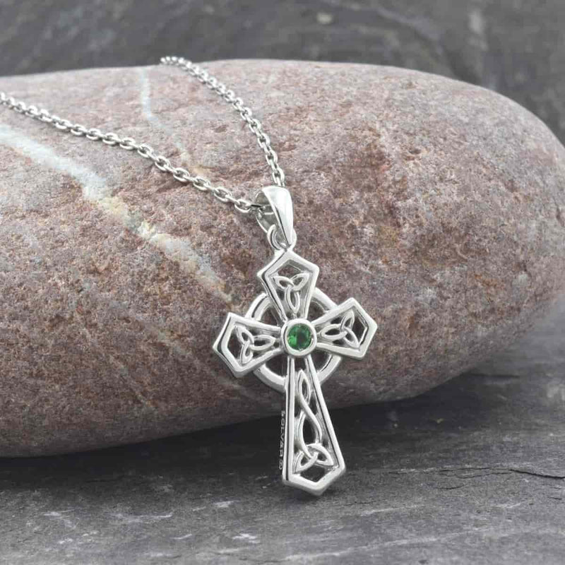 Cruz Celta con Nudo de la Trinidad de Plata de Ley y Cristal Verde