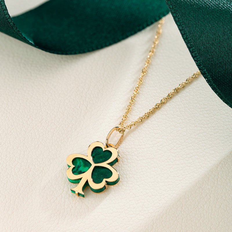Collar de trébol de malaquita en oro de 10k