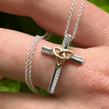 Cruz Celta de Plata con Nudo de la Trinidad de Oro