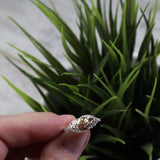 Anillo Trinidad Retorcida Solsticio con cuenta de oro de 18K
