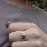 Anillo Trinidad Retorcida Solsticio con cuenta de oro de 18K