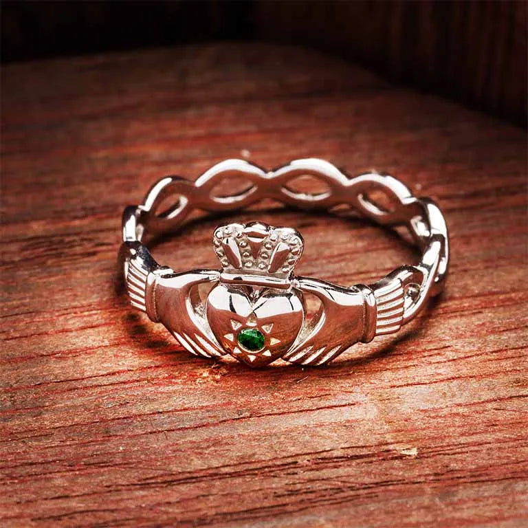 Anillo Claddagh de Plata de Ley con Circonita Cúbica Verde